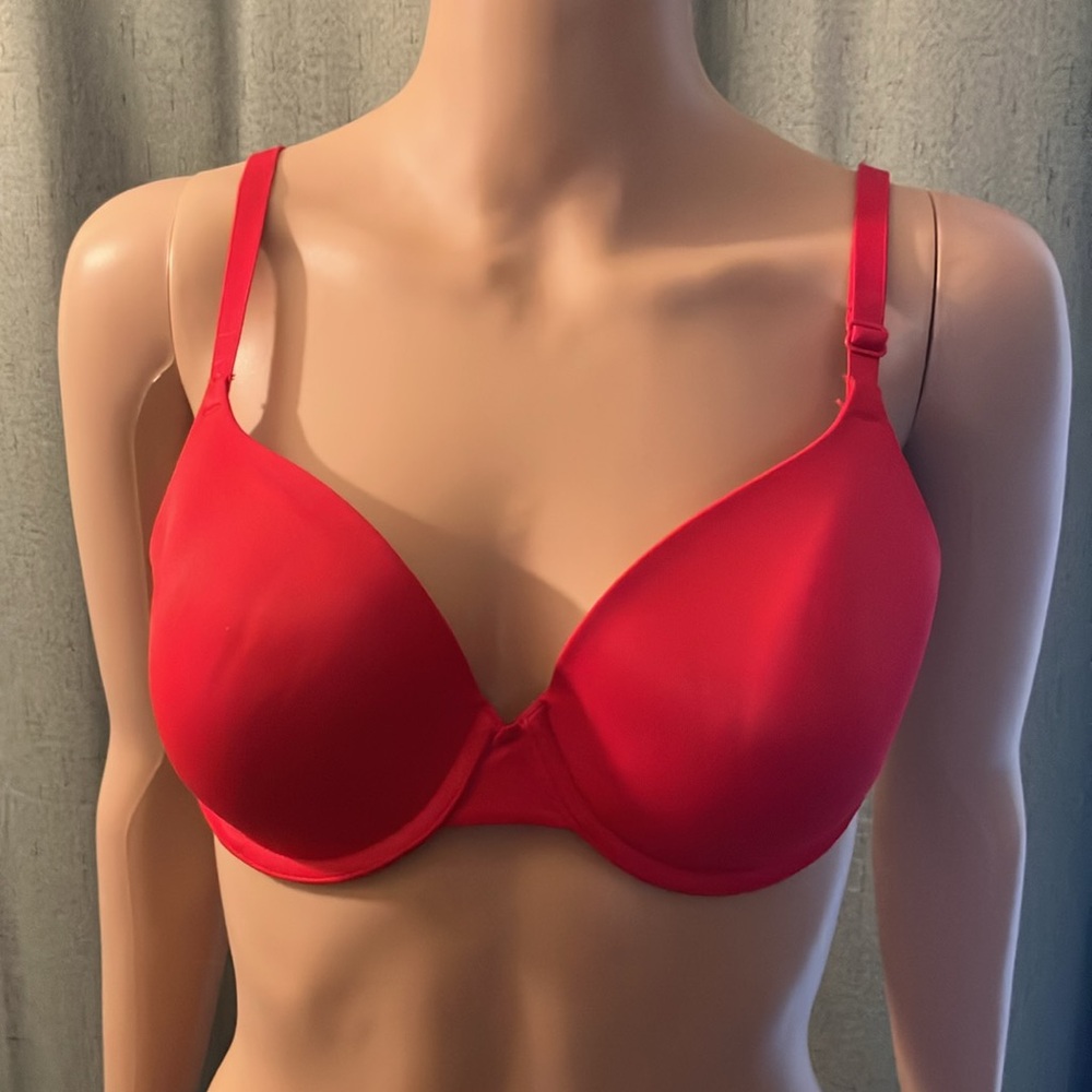 Red bra
Size 36C
Made by PINK